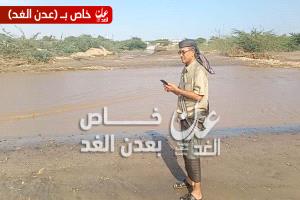 مدير عام أحور يشرف على إعادة فتح الطريق في وادي أحور بعد إزالة مخلفات السيول