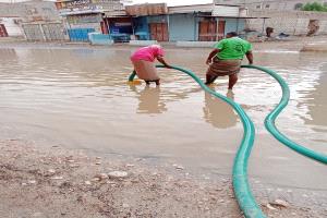 مكتب الأشغال العامة و الطرق بمديرية القطن يباشر بشفط مياه الأمطار من الشوراع الداخلية بالمديرية