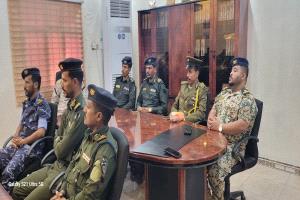 المدير العام للأمن والشرطة بساحل حضرموت يبحث مع الضباط الخريجين من كلية الشرطة جهود تعزيز دورهم الأمني