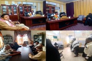 مديرة الخدمة المدنية بأبين تتفقد سير العمل في مديرية 
خنفر بعد إجازة العيد