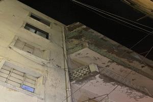 سقوط أجزاء من مبنى متهالك في شارع مدرم بالمعلا يصيب طفلة بجروح خطيرة