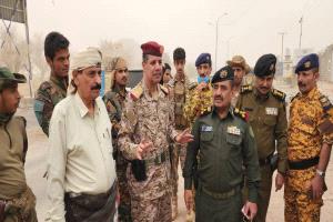 وكيل محافظة شبوة وقائد محور عتق ومدير عام الشرطة يقومان بزيارة عيدية للمرابطين في النقاط والمواقع الأمنية للحزام الأمني لمدينة عتق