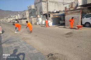 في ليلة وضحاها.. عمال نظافة عدن يرفعون ( ٢٠٠٠) طن من القمامة والمخلفات