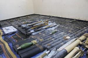 الأمن بحضرموت يضبط أسلحة وقذائف منهوبة من معسكر مطار الريان قبل بيعها
