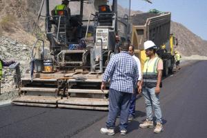 تواصل أعمال سفلتة طريق الشهيد أبو اليمامة ضمن مشروع التدخل الطارئ