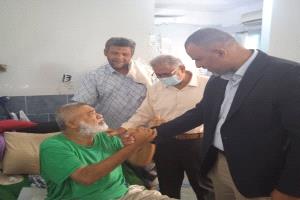 مدير صندوق النظافة بعدن يطمئن على العامل بركان في مستشفى الجمهورية