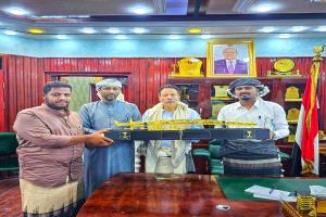 رئيس منتدى الطالب المهري بحضرموت يُكرّم المحافظ بن ياسر  تقديراً لدعمه للطلاب