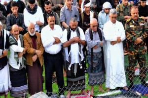 محافظ الضالع يشارك المواطنين صلاة عيد الفطر وسط حضور جماهيري كبير