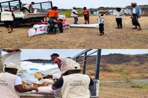 الخلية الإنسانية تباشر تقديم المساعدات الإغاثية لمنكوبي السيول في المخا وموزع.