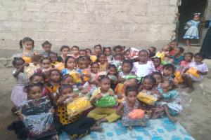 مؤسسة صدى للإغاثة والتنمية توزع 100 بدلة جديدة على 100 طفلة من قرية الرواء