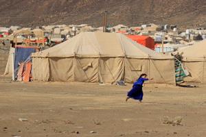 حريق يلتهم مخيمات للنازحين في الجفينة بمأرب ومناشدات عاجلة لإنقاذ الأسر المتضررة