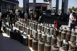 طوابير على أسطوانات الغاز في صنعاء وسط مخاوف من عودة التوتر للبحر الأحمر