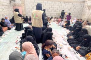 بدعم مؤسسة أبو حاتم بانافع.. توزيع 800 وجبة غذائية للأسر المحتاجة في لحج