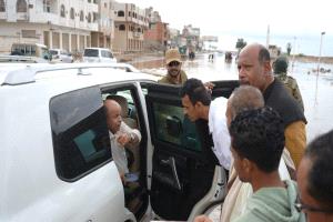 عضو مجلس القيادة الرئاسي محافظ حضرموت يتفقد أوضاع المواطنين عقب الأمطار التي شهدتها مدينة المكلا