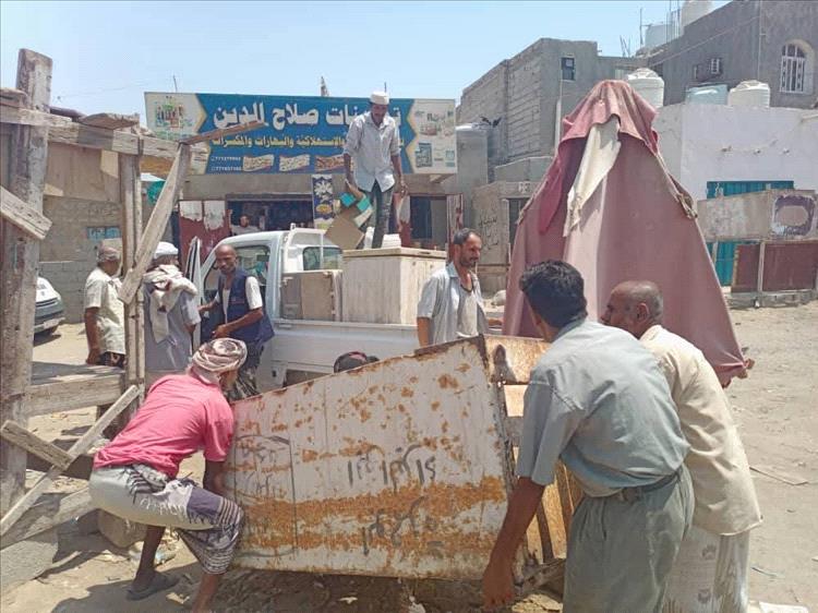 حملة لإزالة المظاهر العشوائية وتنظيم الحركة المرورية في عدد من شوارع البريقة