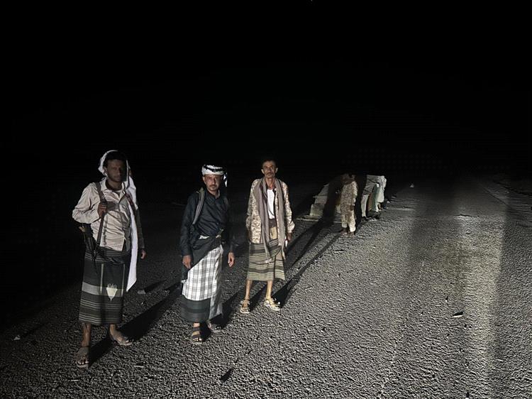 عقب حادث مروري بإحدى نقاطه العسكرية.. العميد أحمد منصور المرقشي يطمئن على صحة جنوده ويتفقد نقاط الخبر