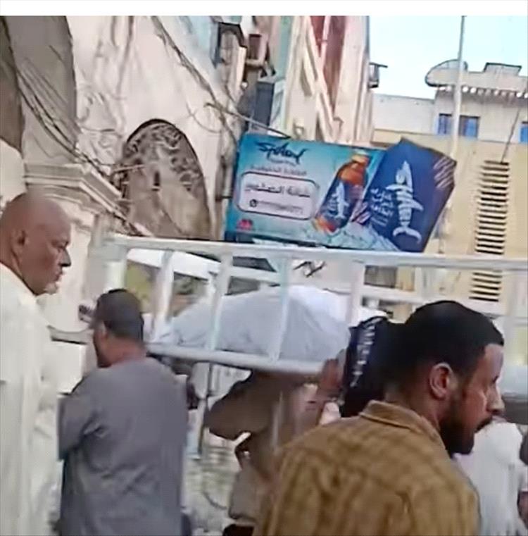 التواهي تودّع زوجين قضيا تحت الأنقاض.. مشهد حزين يخيّم على تشييع الضحيتين