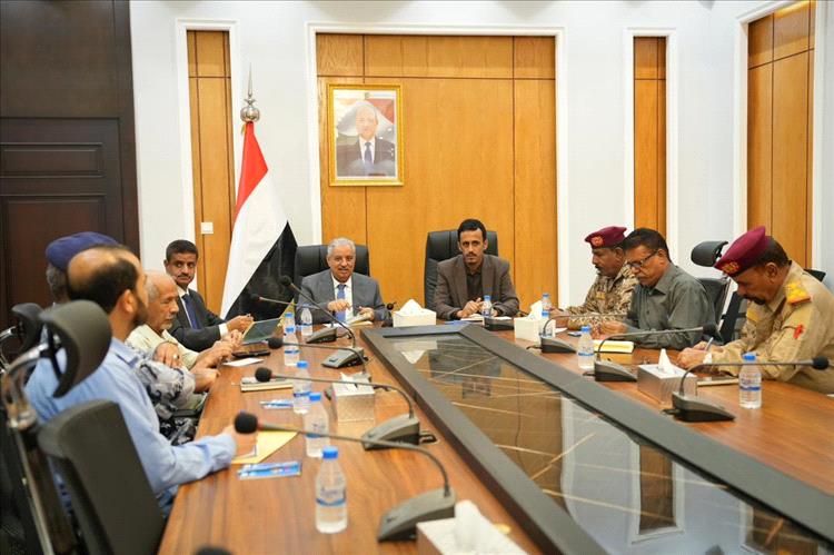 حضرموت تبحث رفع الجاهزية الأمنية والعسكرية خلال اجتماع موسع