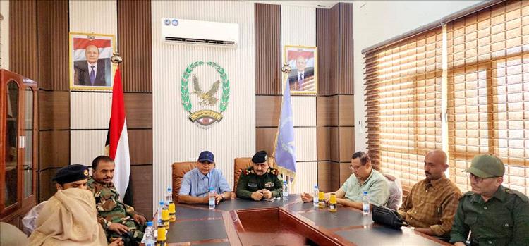 مدير عام شرطة شبوة يستقبل وفد وزارة الداخلية ويناقش تفعيل الشرطة النسائية ويطّلع الوفد على جاهزية الوحدات الأمنية