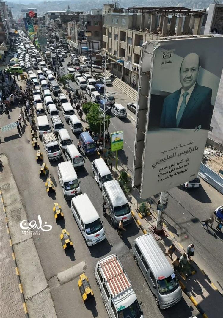 سائقو النقل في تعز ينفذون وقفة احتجاجية بسبب أزمة الغاز ويهددون بالإضراب الشامل
