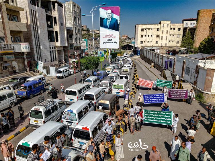 وقفة احتجاجية لملاك الباصات في تعز تندد باستمرار أزمة الغاز