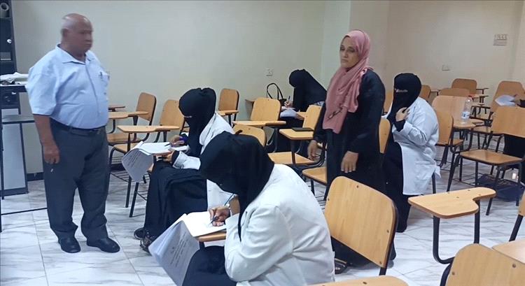 مدير مستشفى الصداقة يدشن الامتحان الكتابي للعلوم الأساسية لبرنامج ماجستير أمراض النساء والتوليد في عدن