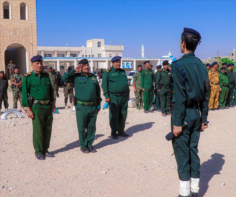 مدير شرطة شبوة يشدد على اليقظة الأمنية ويمنع حمل السلاح في عتق