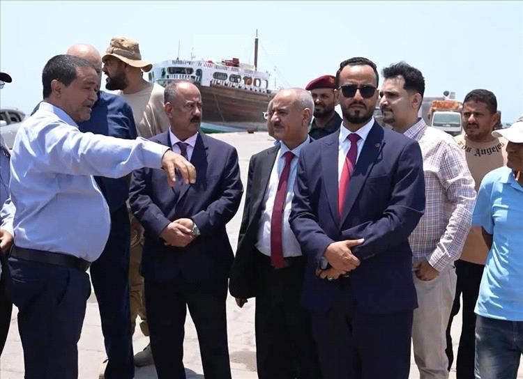 وزير النقل يزور ميناء المخا التاريخي ويؤكد دعم إعادة تأهيله وتشغيله
