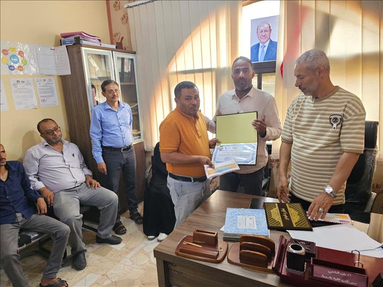 مدير مكتب المالية بمديرية المظفر يكرم موظفيه بمناسبة عيد العمال