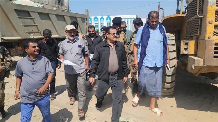 مدير عام المنصورة يدشن مشروع استكمال مكاتب السلطة المحلية بالمديرية