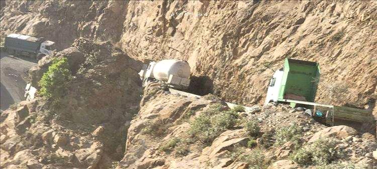 تعطل شاحنة يعرقل حركة السير في طريق هيجة العبد بين عدن وتعز