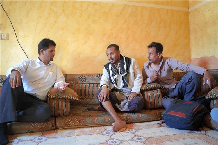 مدير عام إعلام أبين يزور المصور بشير الزيدي في منزله  ويطمئن على حالته الصحية