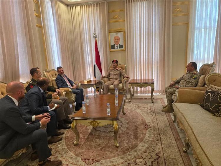 وزير الدفاع يناقش مع السفير الامريكي  مستجدات الاوضاع في اليمن
