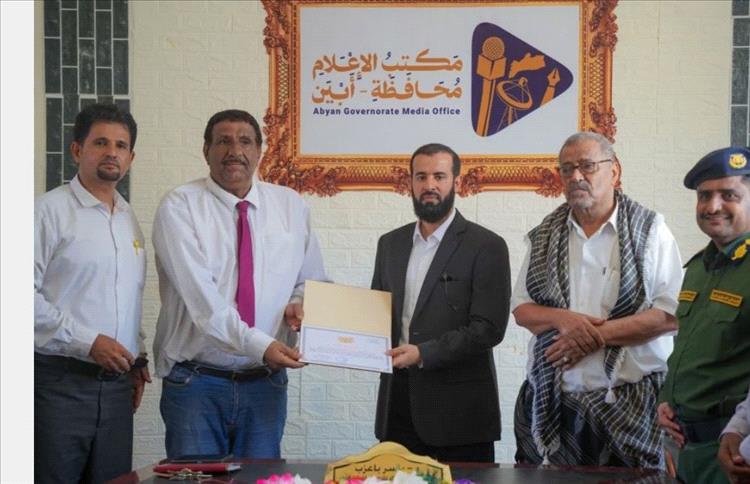 محافظ أبين يكرم الهامة الصحفية "فضل الشبيبي" ونخبة من رواد الحرف