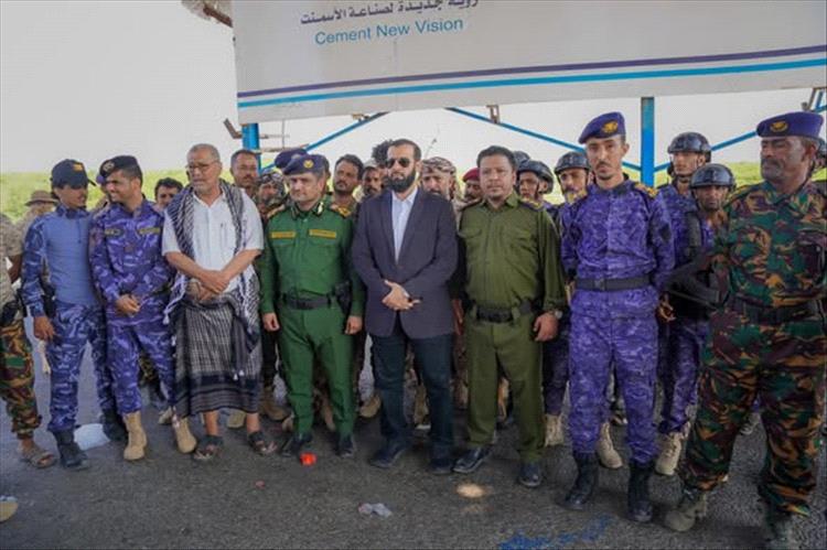 محافظ أبين يتفقد النقاط الأمنية بالمحافظة ويشدد على الانضباط ويشيد بتفاعل الأجهزة الأمنية