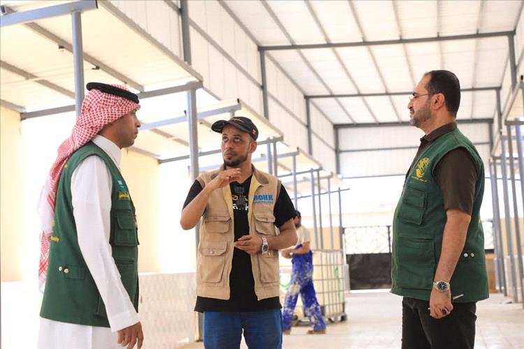 فريق من مركز الملك سلمان للإغاثة يتفقد أعمال تأهيل سوقي الخضار والأسماك في الغيضة