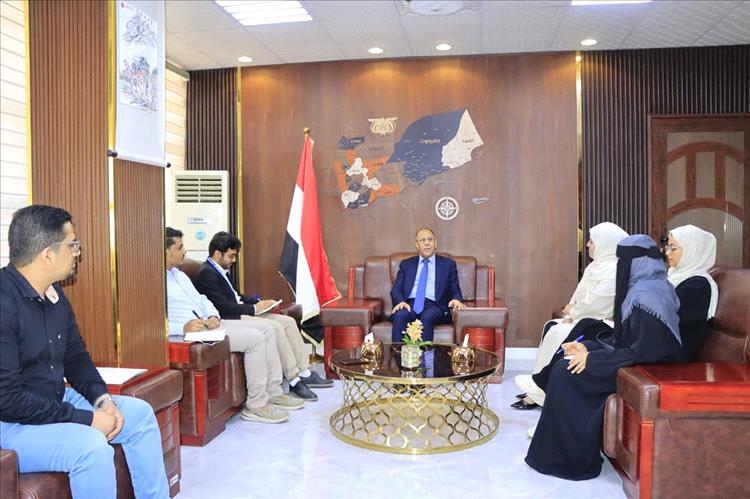 وزير الصناعة يؤكد دعم تمكين المرأة اقتصادياً وتعزيز الشراكة مع المجتمع المدني
