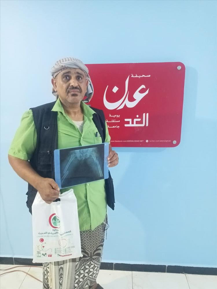 مواطن يناشد أمن عدن بسداد تكاليف علاج ابنه عقب حادث مروري في المدينة