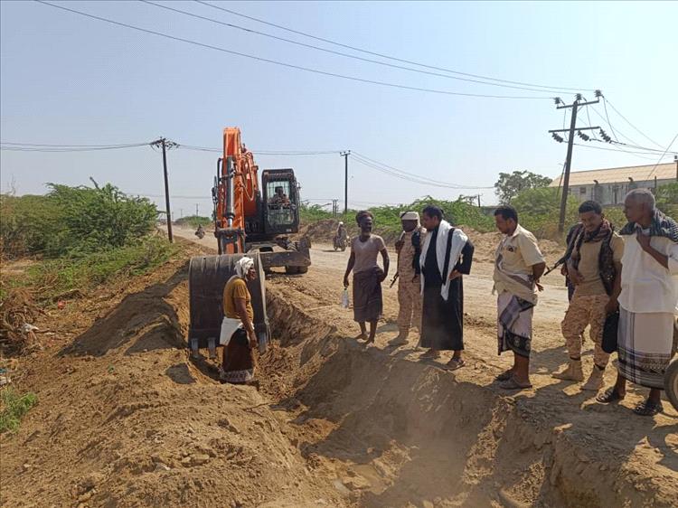 مدير عام خنفر "اليوسفي "يتابع تأهيل طريق جعار باتيس وأعمال إصلاح أنابيب المياه