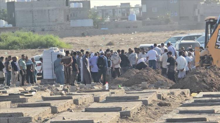 في موكب مهيب.. عدن تودّع وسام قائد وسط حزن واسع ومطالب بالمحاسبة
