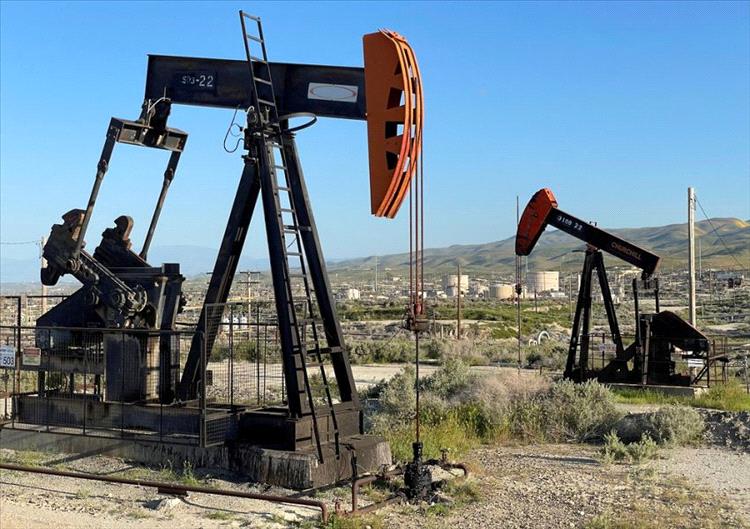 النفط يتراجع وسط مؤشرات على محاولات أمريكية لفتح مضيق هرمز