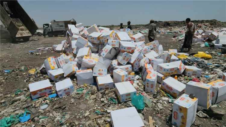 إتلاف 18 طنًا من عصائر الأطفال الفاسدة في المخا بعد اكتشاف مواد مسرطنة