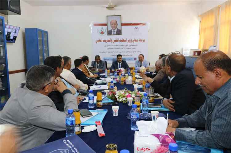 وزير التعليم الفني يتفقد سير العملية التعليمية في كلية المجتمع بعدن