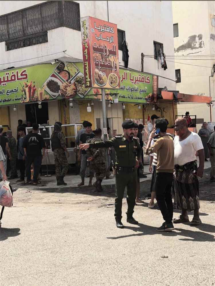 النقيب عاصم بن قنان يشرف ميدانيًا على إزالة أكشاك مخالفة بمدينة إنماء