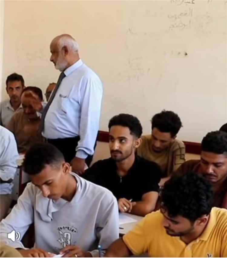 محافظ الحديدة يدشن امتحانات الفصل الدراسي الثاني بجامعة الحديدة