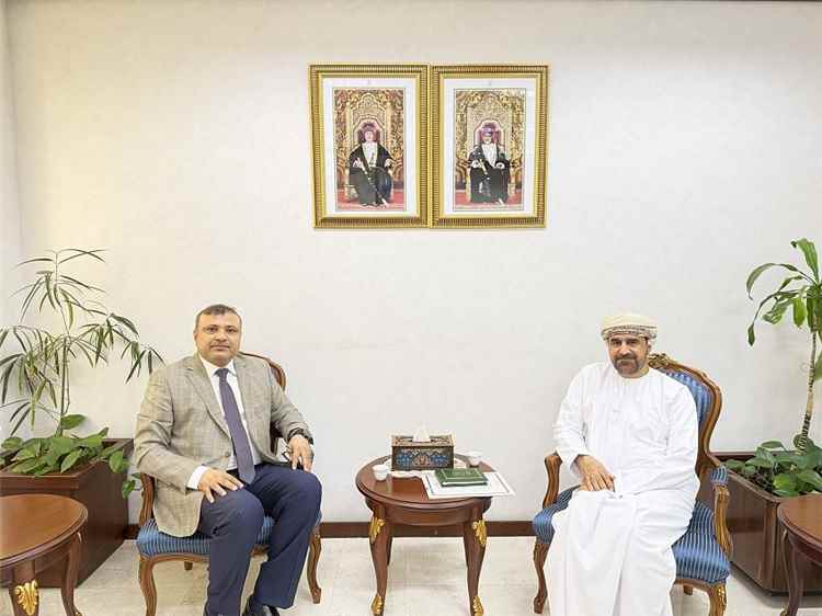 سفير اليمن يبحث مع مسؤول عماني العلاقات الثنائية ومجالات التعاون بين البلدين