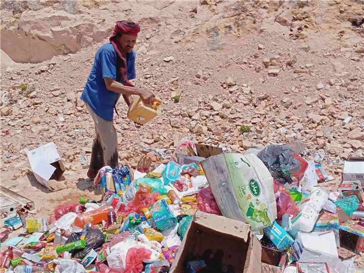 إتلاف كميات من المواد المنتهية الصلاحية بساحل حضرموت ضمن حملات رقابية مكثفة