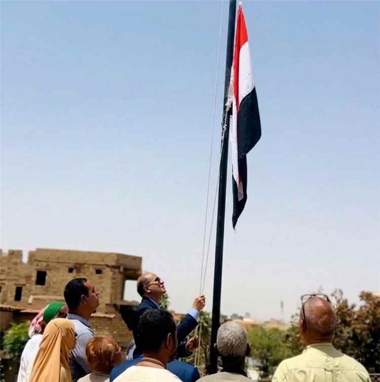 السفير المداوي يرفع علم الجمهورية اليمنية في مقر السفارة بالخرطوم تمهيداً لاستئناف عمل البعثة