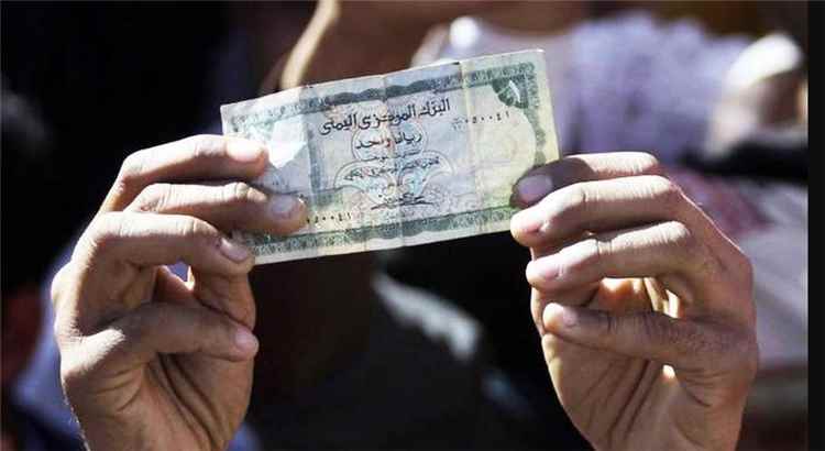 بلد واحد ودورتان ماليتان.. كيف قسّمت حرب العملة اقتصاد اليمن؟