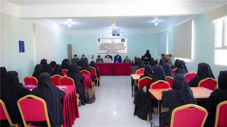 محافظ شبوة يدشّن دورة تدريبية لتعزيز دور الشرطة النسائية في التعامل مع قضايا النساء والأحداث .